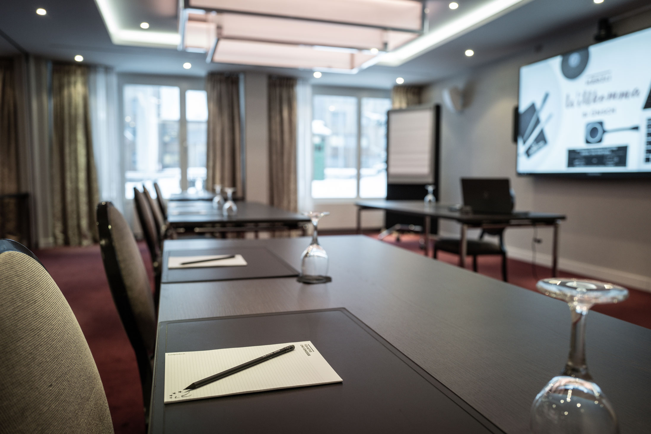 Seminarraum im Hotel Grischa mit Tageslicht und modernster Technik. Seminarbestuhlung, Schreiböcke und Stifte.