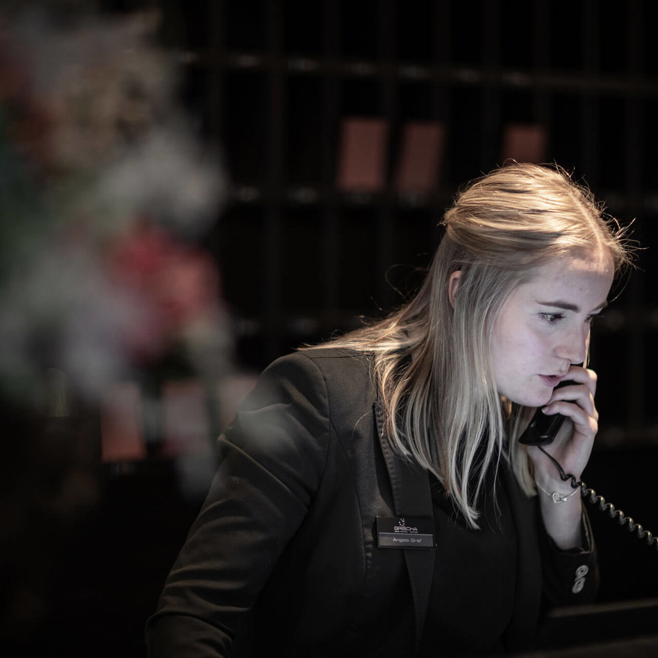 Rezeptionistin am Telefon