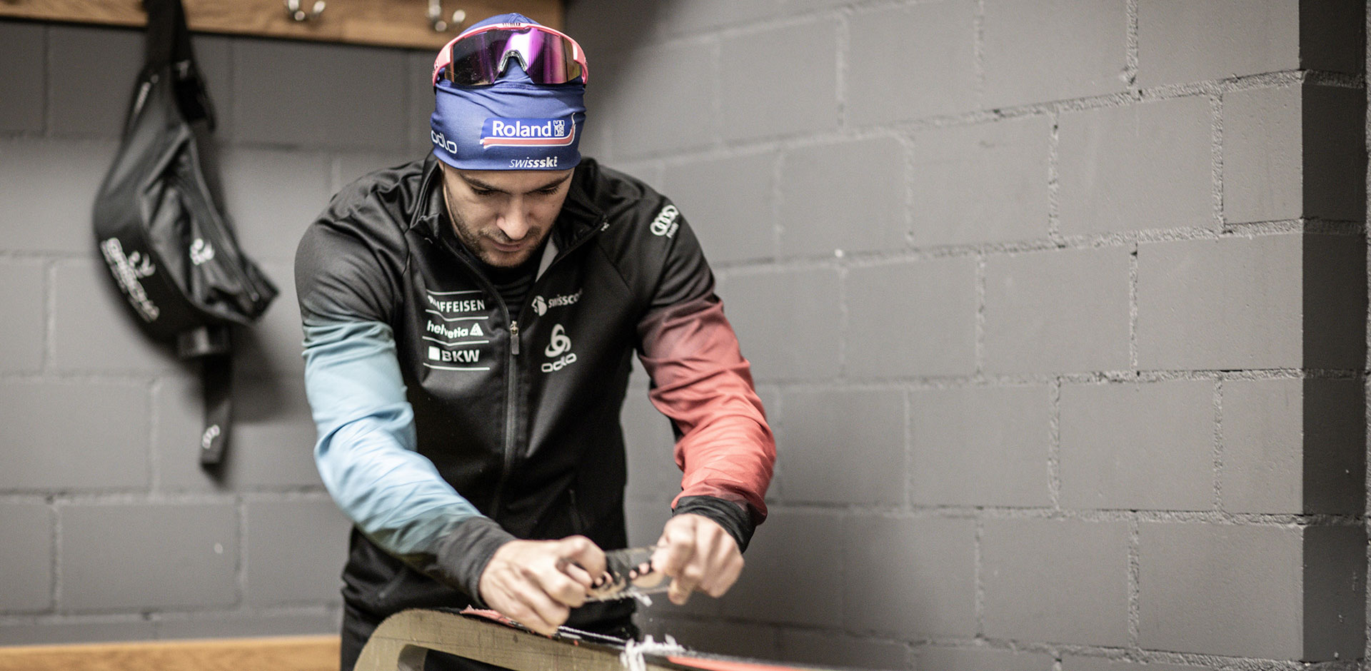 Jason Rüesch, Langlaufprofi, zeigt wie die Ski richtig gewachst und abgezogen werden.