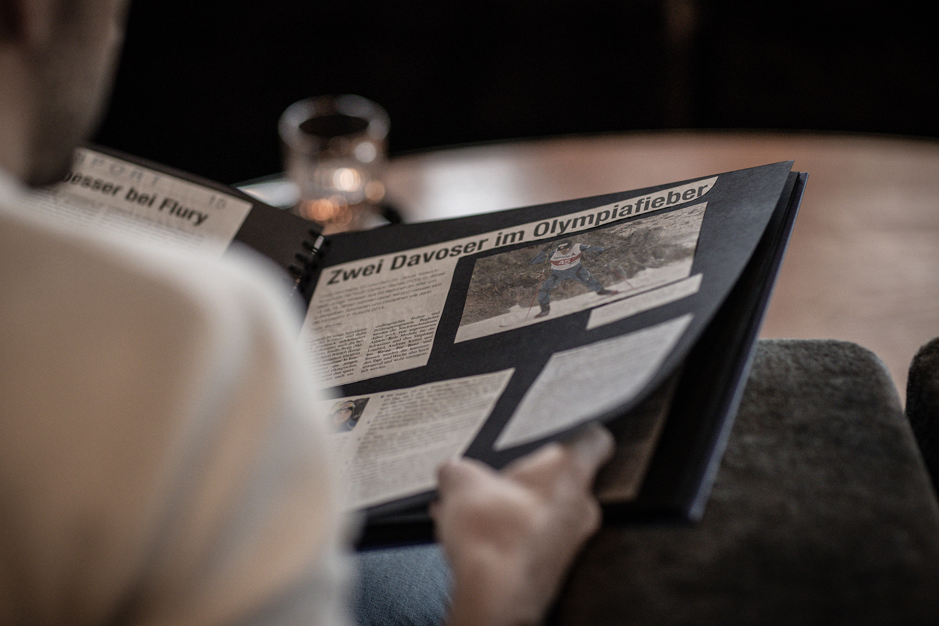 Jason Rüesch, Langlaufprofi, schaut ein altes Fotobuch an und schwelgt in Erinnerungen.
