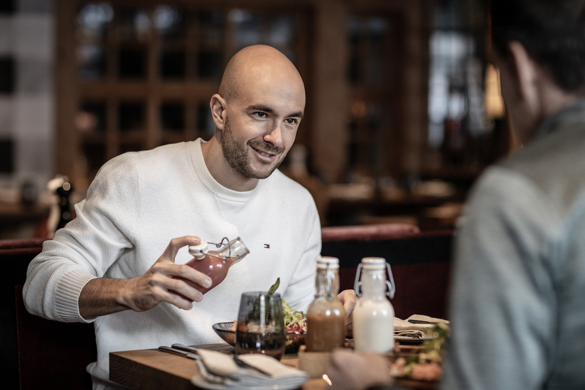 Jason Rüesch geniesst ein Abendessen im Restaurant Bräma.