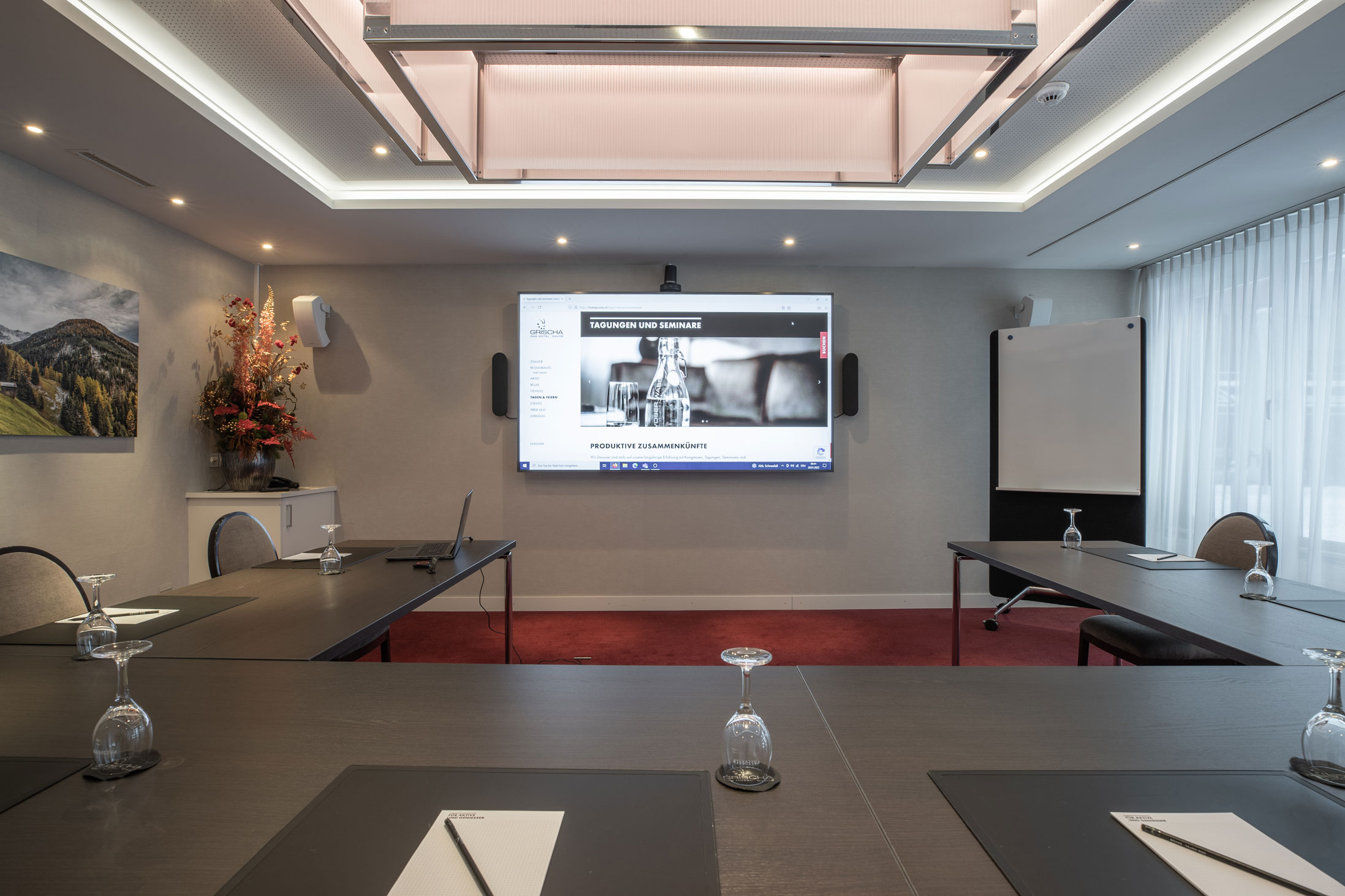 Seminarraum im Hotel Grischa mit Tageslicht und modernster Technik.