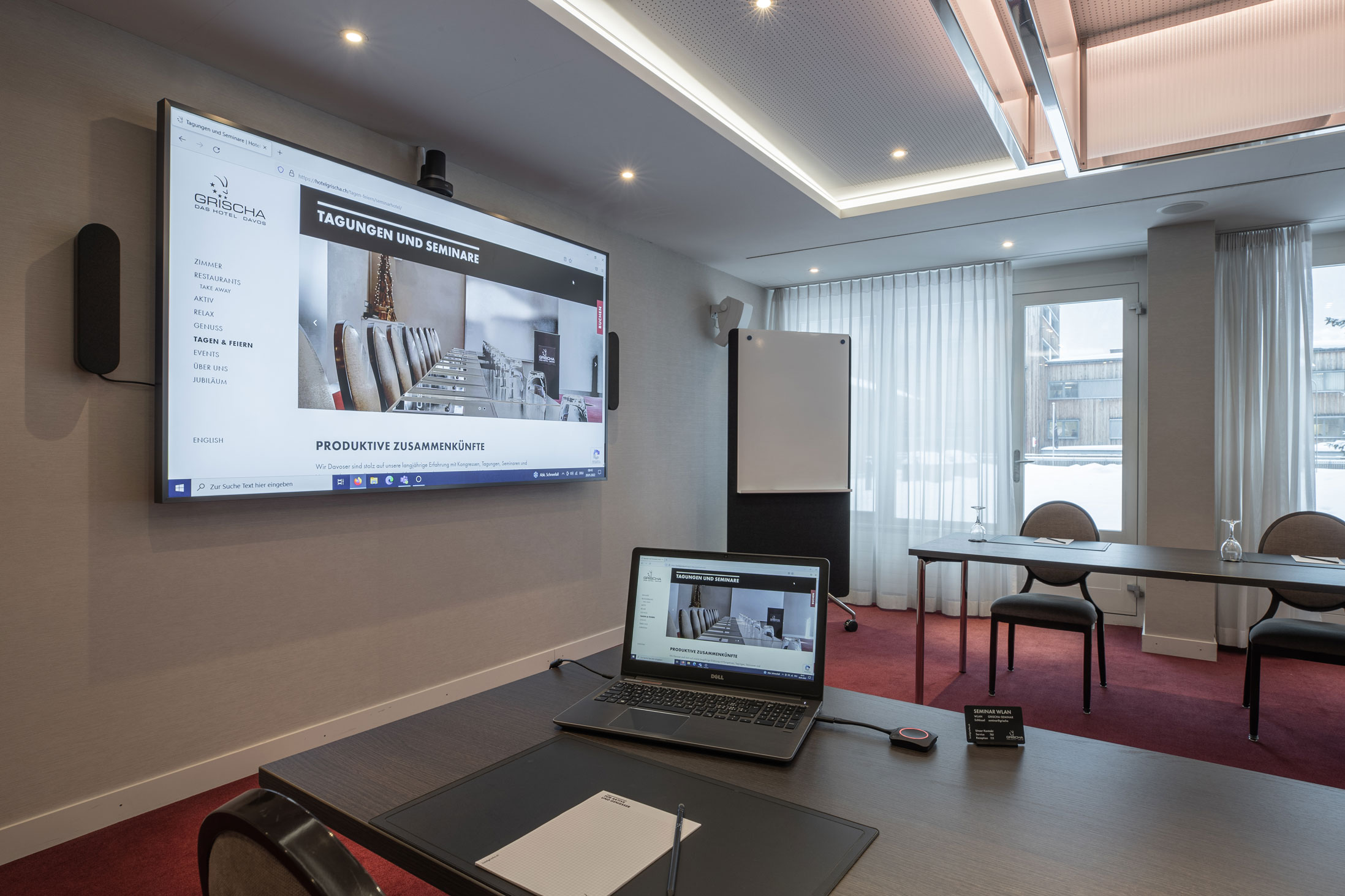 Seminarraum im Hotel Grischa mit Tageslicht und modernster Technik.
