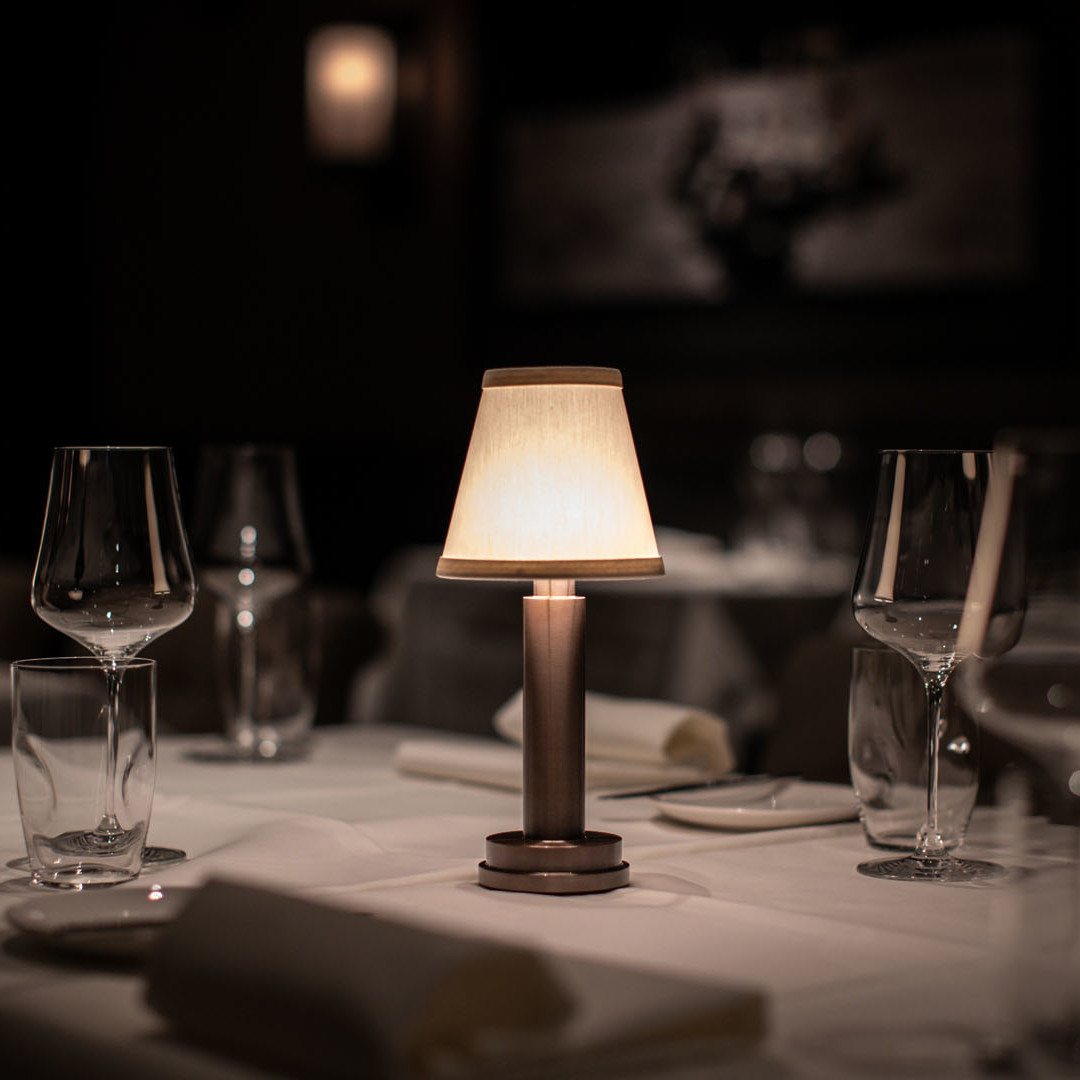 Edle Elemente dekorieren den Tisch im Restaurant Apollo.