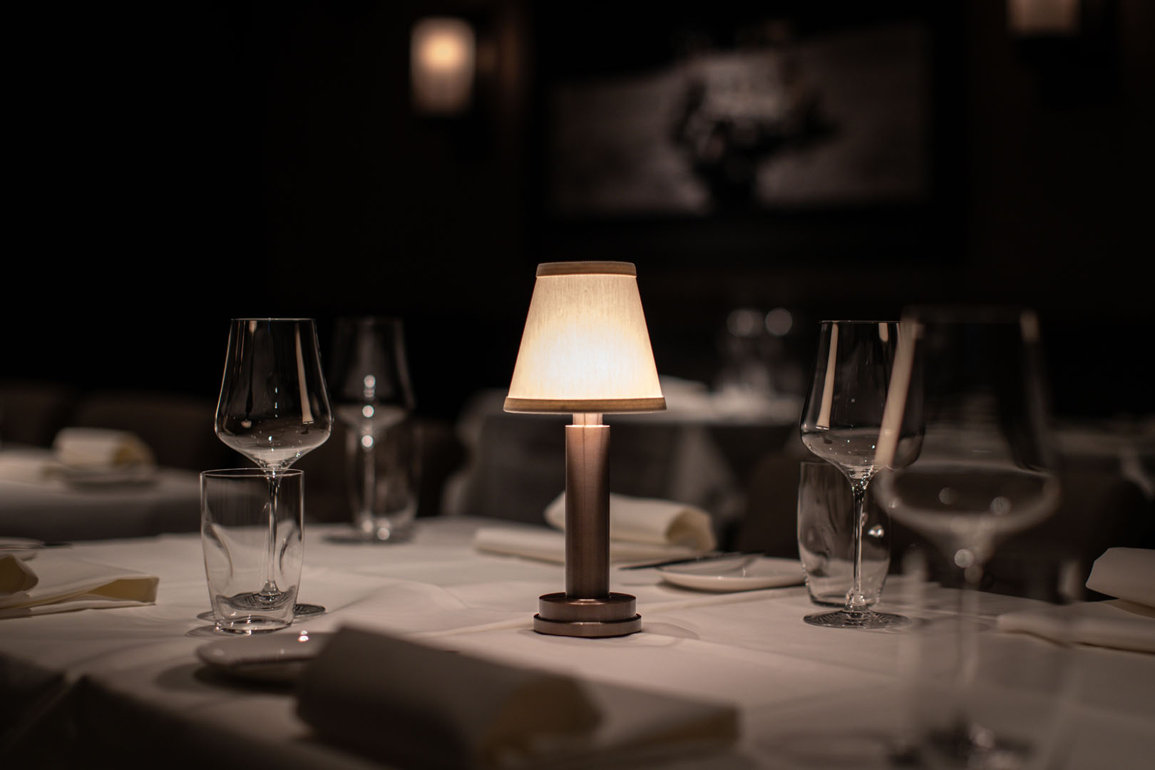 Edle Elemente dekorieren den Tisch im Restaurant Apollo.